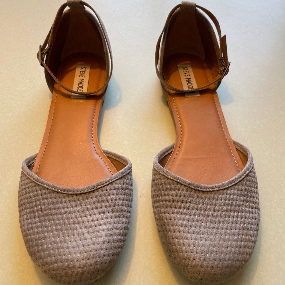 Steve Madden Grey Maia Rounded Toe Flat size 10 with an ankle strap